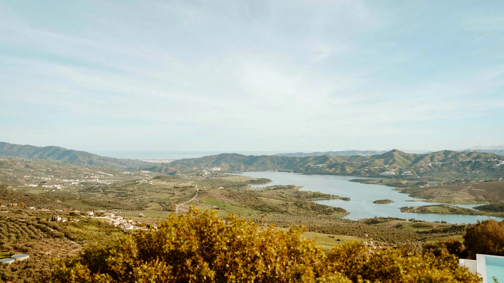 Het Lago de Viñuela en de bergen van Periana