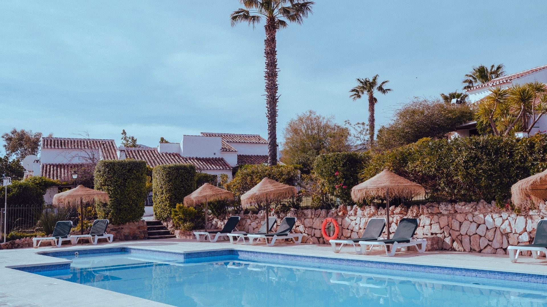 Dorpse cottages en zwembad bij Finca Cantueso
